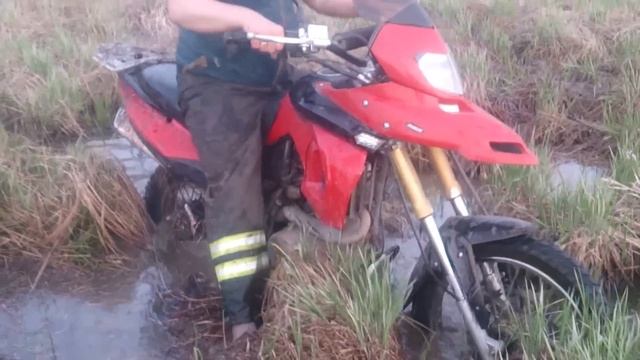 Преодоление болота на S2 Dakar Irbis TTR 250 2014 года Lifan GY5 Китайские мотоциклы эндуро покатух смотреть онлайн