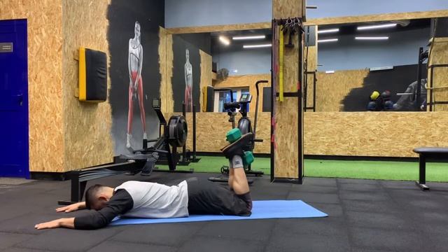 Сгибание ног лёжа смотреть онлайн