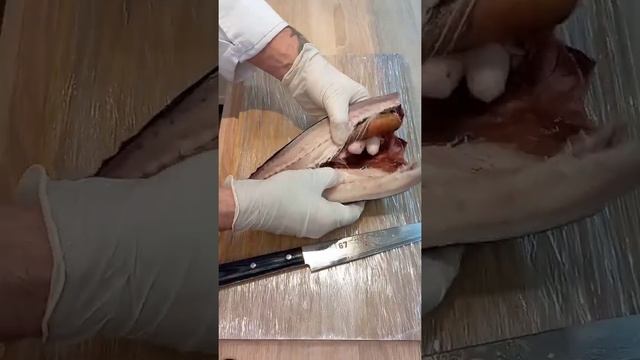 Самый простой способ как разделать скумбрию на чистое филе! смотреть онлайн