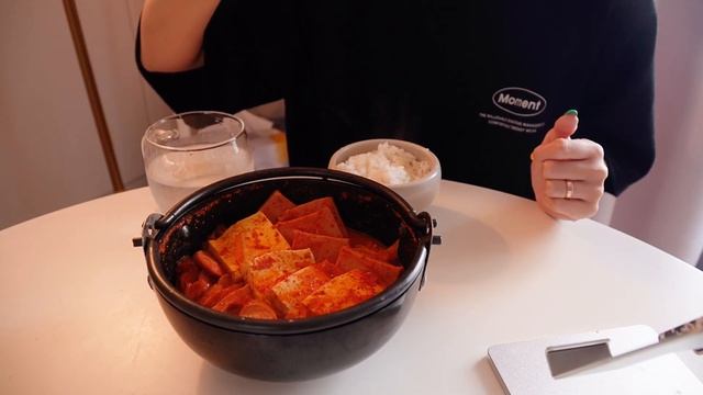 ENG)?다이소에서 플렉스 했슴돠! $‿$?? 돈까스 쫄면 들깨수제비 부추전 두부김치 부대찌개 쭈꾸미 냉모밀 지평막걸리 망넛이네 부추전 조개구이 집밥브이로그 요리브이로그 смотреть онлайн
