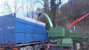 Измельчение древесины с помощью дробилки Pezzolato PTH 1200/820 HACKERTRUCK