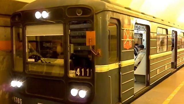 Электропоезд 81-717 номерной 411 прибывает на ст.метро Ладожская смотреть онлайн