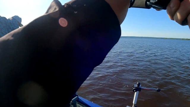 Клюнула прямо под лодкой! Новинка разловлена на первой рыбалке смотреть онлайн
