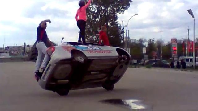 Замена двух колес у автомобиля пока он едет на дух других!!! смотреть онлайн