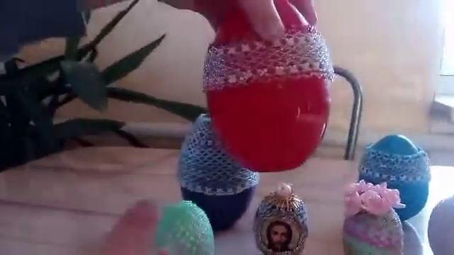 Яйцо пасхальное украшено бисером. смотреть онлайн