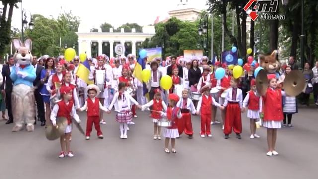 1.06.16 - Детский рекорд в Харькове - самый большой парад собрал более 4 тысяч участников смотреть онлайн