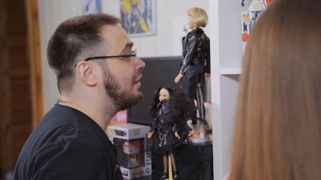 ВЗРОСЛЫЙ дядька С КУКЛАМИ! “Коллектор” в гостях у Володи | Интервью, обзор коллекции кукол смотреть онлайн