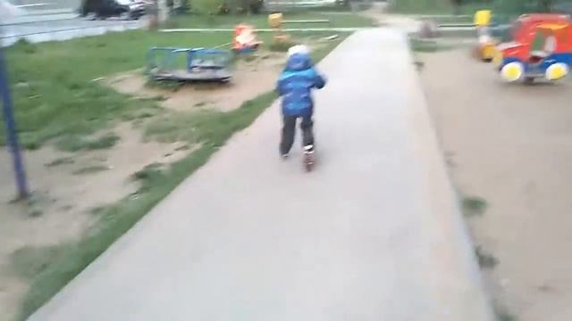 Мой брат учится кататься на самокате смотреть онлайн