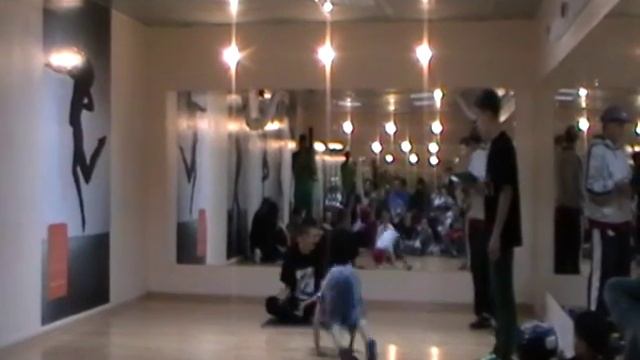 BREAK DANCE BATTLE. Сальто и потеря кеда! смотреть онлайн