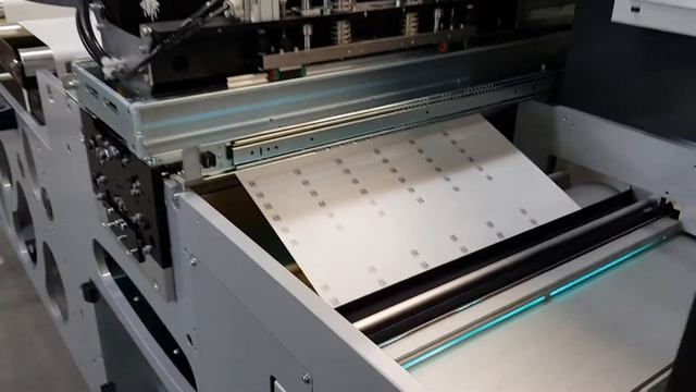 inkjet принтер Domino k600i в работе на перемотчике ABG смотреть онлайн