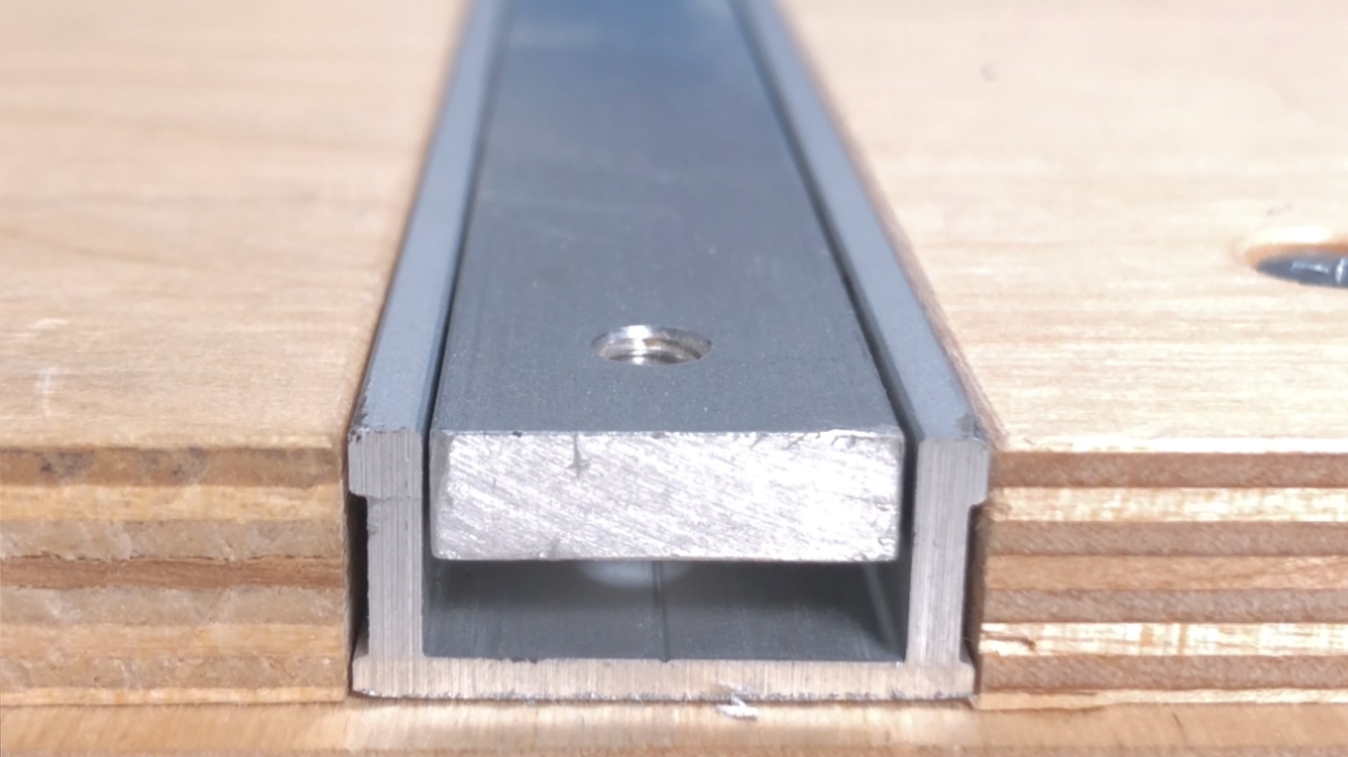 Как использовать П-образный алюминиевый профиль для ползуна | ALU-Track TR25 с пазом 19 мм (3/4") смотреть онлайн