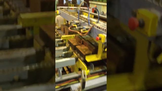 Формирование роботами пакетов для садки в печь со съёмным сводом на Чайковском кирпичном заводе смотреть онлайн