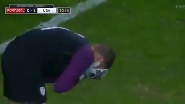 Ужасный ляп голкипера сборной США в матче с Португалией