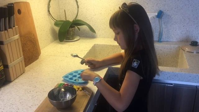 Делаем вкусные конфеты из белого шоколада и skittles смотреть онлайн