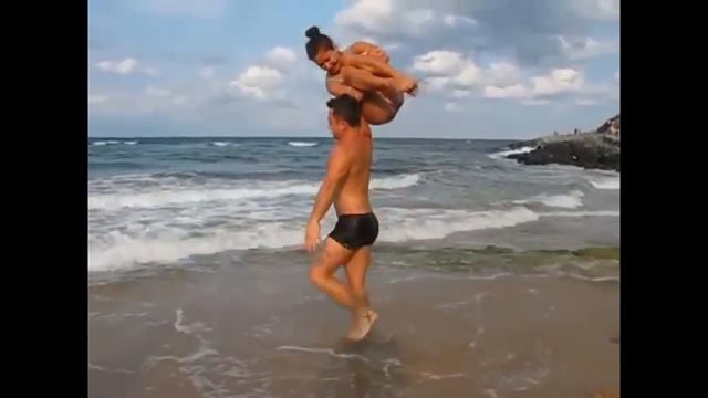 Красота и сила на берегу моря смотреть онлайн