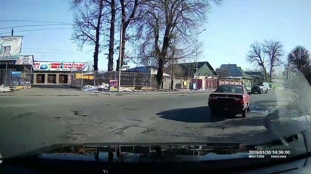 Поворотник налево, а сам уходит направо. Город мамбо-водителей? смотреть онлайн
