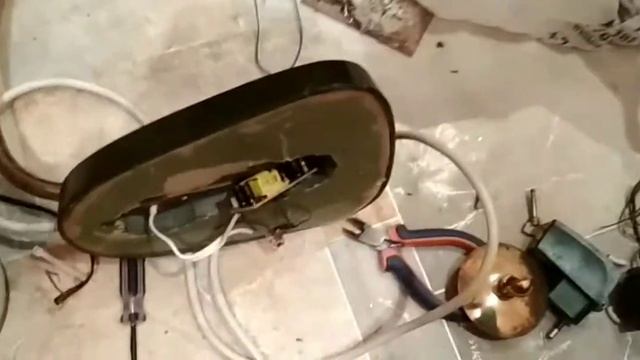 Бюджетная и экономная самодельная сенсорная настольная лампа из подручных деталей, за 30 минут. смотреть онлайн