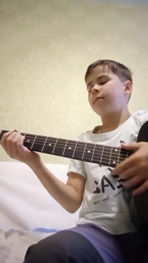 играю на гитаре