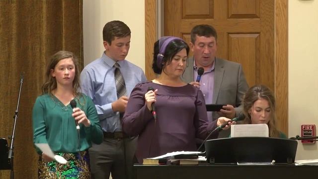 У тихих берегов склоняется народ..