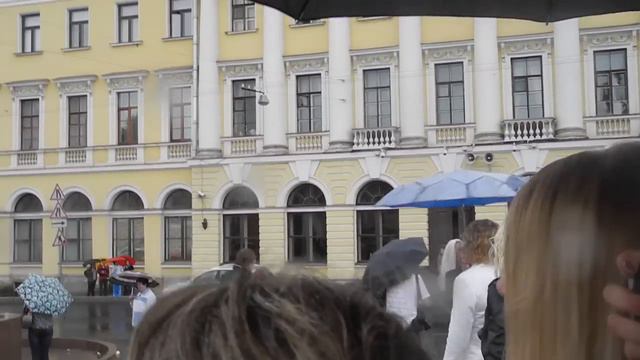 Жених несет невесту на руках=) смотреть онлайн