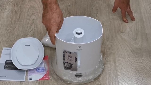 Распаковка — Ультразвуковой увлажнитель воздуха Electrolux EHU-6015D смотреть онлайн