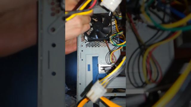 КОМПЬЮТЕР УСТАНОВКА ВЕНТИЛЯТОРА НА КОРПУС КОЛХОЗ МАСТЕР COMPUTER FAN INSTALLATIO