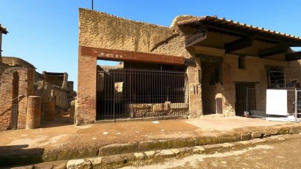 Visiting the Ruins of Herculaneum (Italy) walking tour in 4k