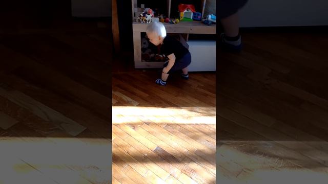 Смотрит книгу и показыват животных. 1.3 года смотреть онлайн