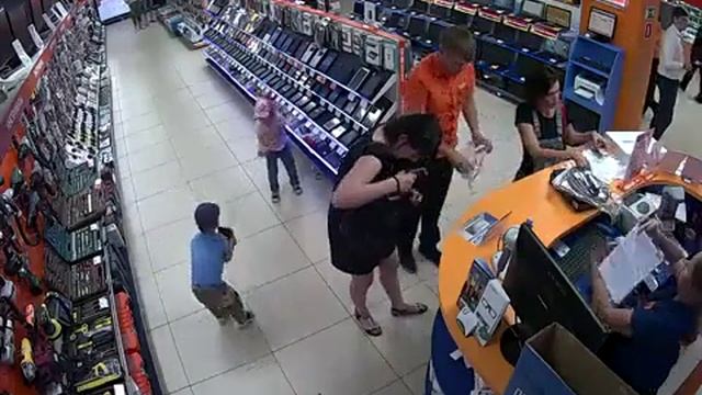 Малые Украли планшет? смотреть онлайн