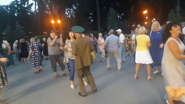 Приносил ты мне букеты алых роз!!!??Танцы в парке Горького!!!??Харьков 2021 смотреть онлайн