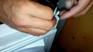 Как перевесить дверь холодильника за 15 минут