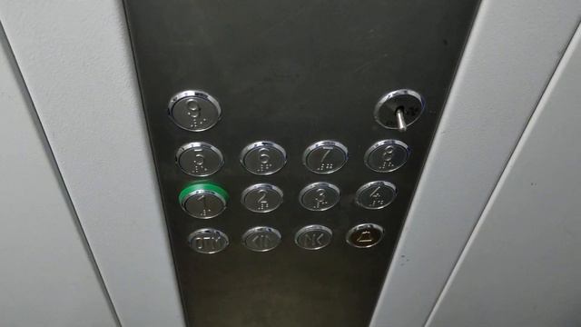 @Lifty_Nerungri_14rus Раскрыл створку лифта КМЗ и ЗАСТРЯЛ! Не пытайтесь повторить это дома!