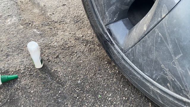 Ремонт шины , как за две минуты заклеить порез, если у тебя есть только клей