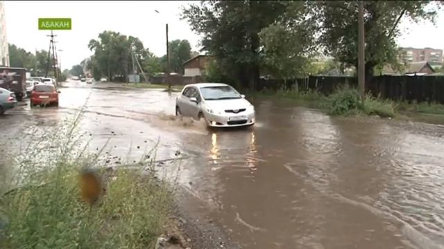 Абакан тонет в лужах: в городе пробки, машины глохнут смотреть онлайн