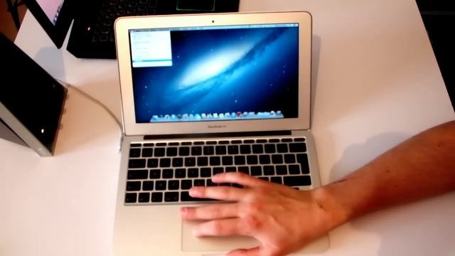 Test du Macbook air 11" deuxième génération, SSD, core 2 duo, GT 320m смотреть онлайн