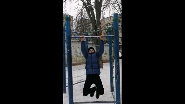 Подтягиваюсь на турнике зимой! смотреть онлайн