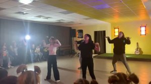 Зажигательный танец вожатых «Кукарача»