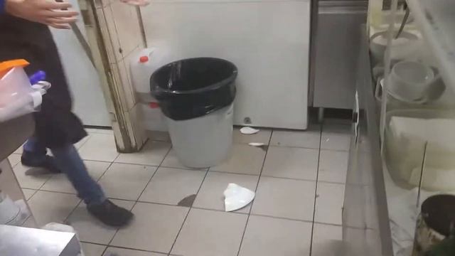 Криворукий Официант. Разбил тарелку с супом. как ему доверить целый поднос еды???