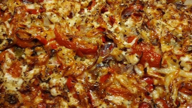 Пицца из грибов, баклажан,перец сладкий,помидоры лук красный и жёлтый. смотреть онлайн