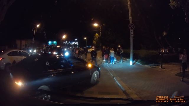 Очевидцы помогли поставить на колеса перевернувшийся джип смотреть онлайн