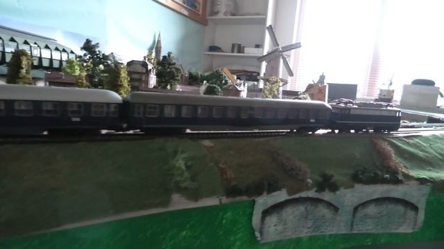 1 round on layout: 1961, D 2959 Bolzano--Dortmund with Lilliput E 10 with couchette car train. смотреть онлайн