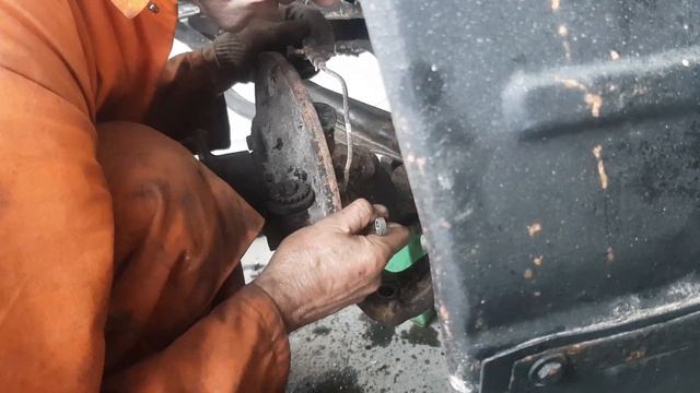 Не откручивается тормозная трубка. Что делать смотреть онлайн