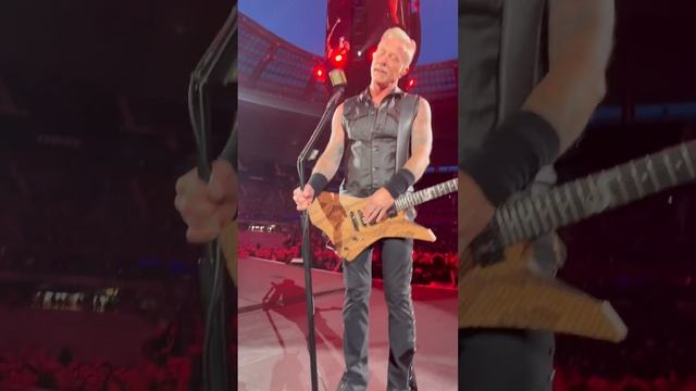 James Hetfield shows appreciation for a fans tattoo live on stage in Paris 2023 #metallica #tattoo смотреть онлайн
