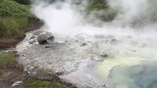Кипящая речка на острове Итуруп. Руки не суем, в воду не прыгаем. смотреть онлайн