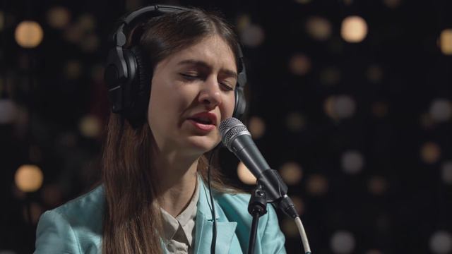 Weyes Blood - Seven Words (Live on KEXP) смотреть онлайн