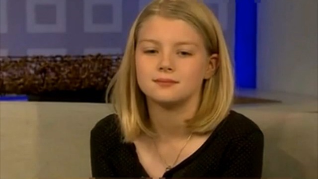 Чихающая девочка на телевизионном шоу смотреть онлайн