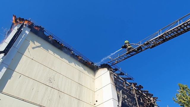 Надзвичайники ліквідували пожежу в трьохповерховому приватному будинку смотреть онлайн