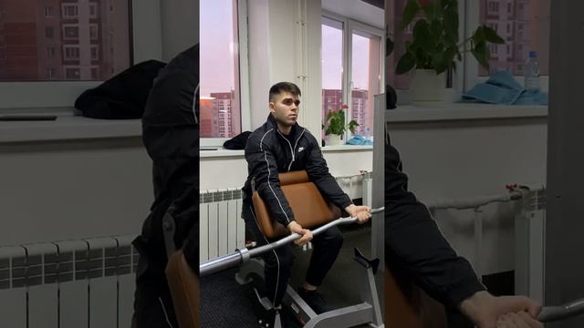 Подьём штанги/гантелей в скамье скотта смотреть онлайн