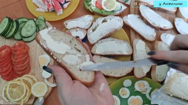Бутерброды с крабовыми палочками. Незатейливая кухня Анжелины. В гостях у Анжелины. Готовим вместе смотреть онлайн