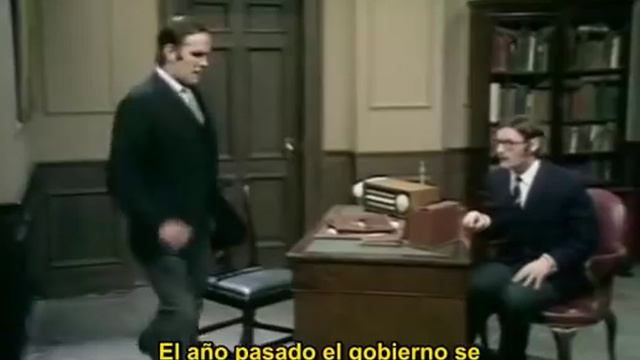 Monty Python's Flying Circus - Ministry of silly walks смотреть онлайн